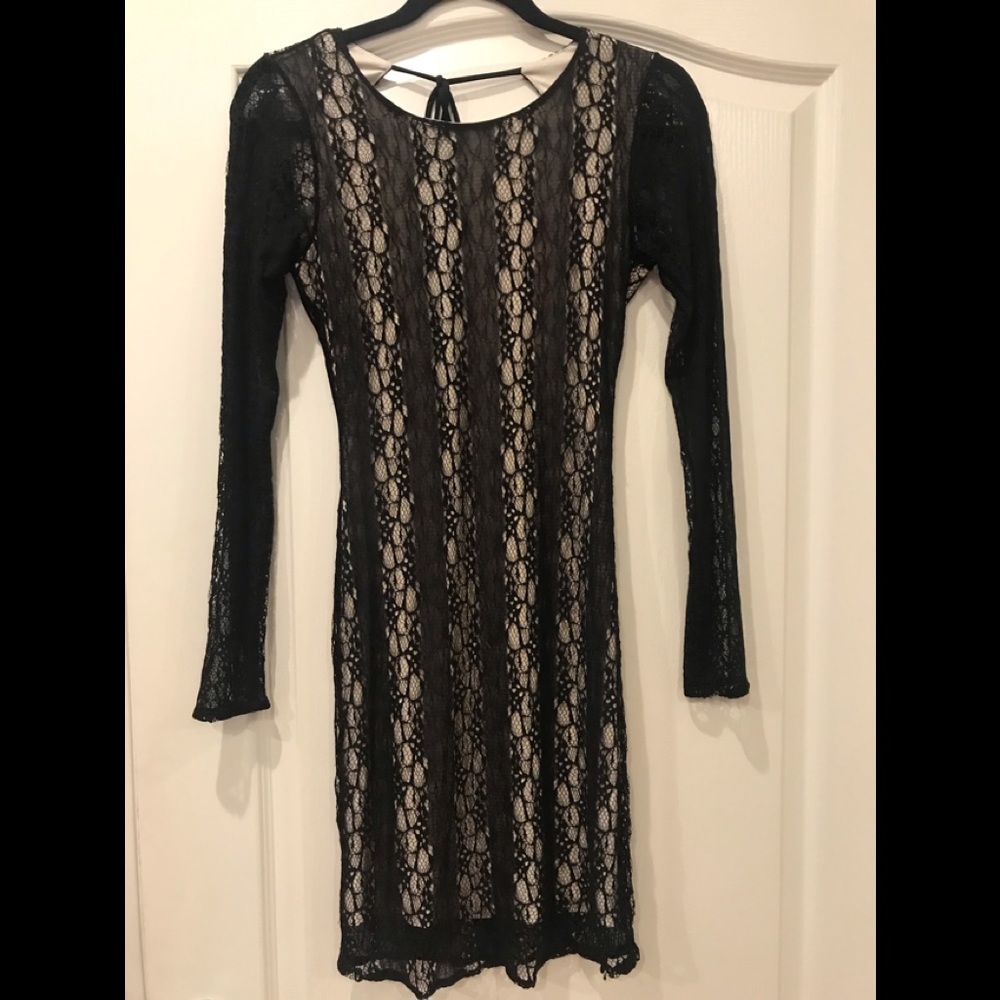 TATA JOLIE Lace dress with sleeves and open back